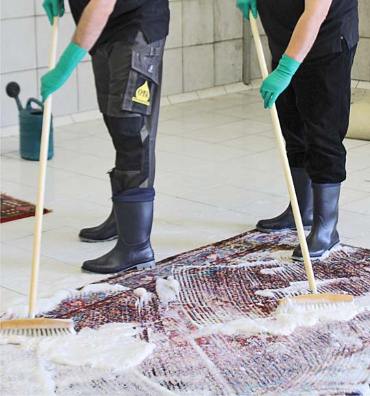 Teppichreinigung per Hand im Wasserbad